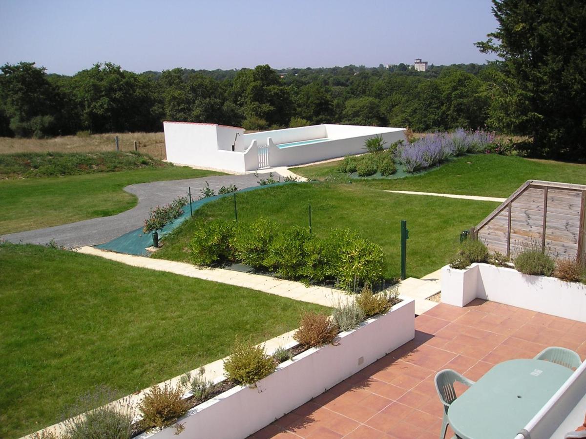Maison Pour 4 A La Campagne Avec Piscine Commequiers Exterior foto